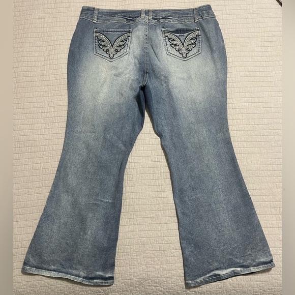 Lane Bryant Lightly Flared Stretch Medium Wash Jeans with Detail Pocket Size 28 - Picture 9 of 10